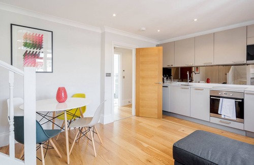Soho Apartment | City Adventure Awaits: Luxury Oasis in Midtown