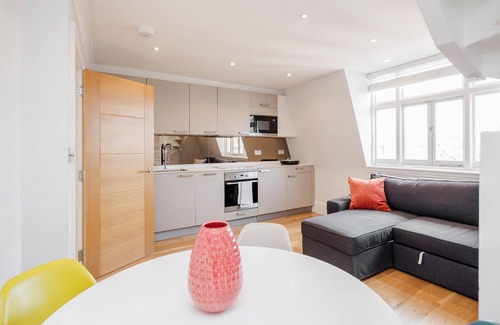 Soho Apartment | City Adventure Awaits: Luxury Oasis in Midtown