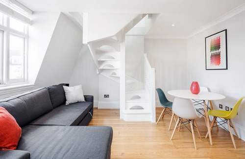 Soho Apartment | City Adventure Awaits: Luxury Oasis in Midtown