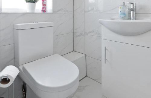 South Harrow Apartment | City Apartment - Sleeps 2 & Free Parking