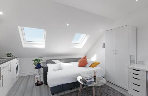 South Harrow Apartment | City Apartment - Sleeps 2 & Free Parking