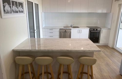 City Beach House | City Beach Home - Dazzling Ocean Views Sleeps 9