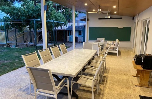 City Beach House | City Beach Home - Dazzling Ocean Views Sleeps 9