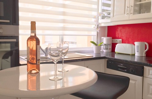 Decines-Charpieu Apartment | City Break LYON EUREXPO GRAND STADE OL + Parking + Wifi Fiber/Gites de France *