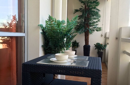 Decines-Charpieu Apartment | City Break LYON EUREXPO GRAND STADE OL + Parking + Wifi Fiber/Gites de France *
