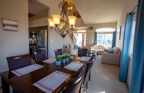 Northeast Colorado Springs House | City Center Chalet 💦Hot Tub 🔥Pit 🏔Slide - 10min➜USAFA