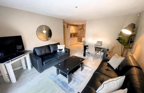 Chinatown Apartment | City Centre 2BR Apt - Balcony - Free Parking