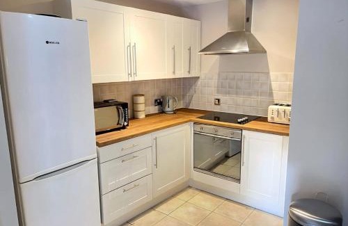 Chinatown Apartment | City Centre 2BR Apt - Balcony - Free Parking