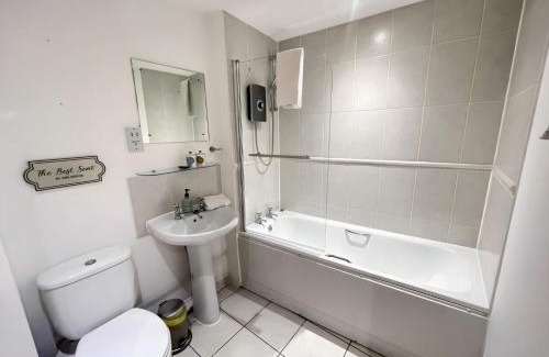 Chinatown Apartment | City Centre 2BR Apt - Balcony - Free Parking