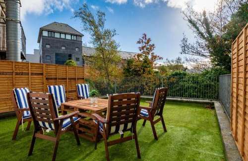 Galway City Centre Apartment | City Centre Escape with LARGE Terrace, Sleeps 7