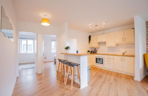 Galway City Centre Apartment | City Centre Escape with LARGE Terrace, Sleeps 7