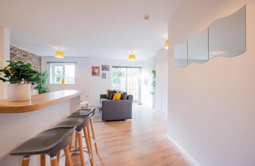 Galway City Centre Apartment | City Centre Escape with LARGE Terrace, Sleeps 7