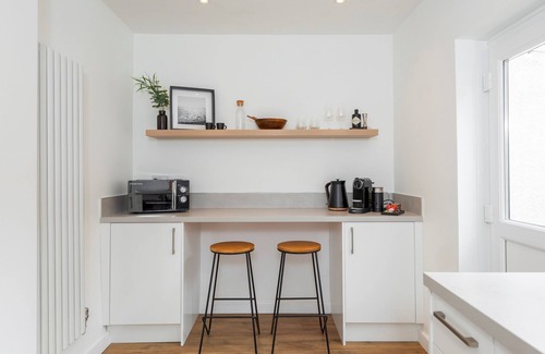 Newport Apartment | City Centre Living: One-Bedroom Oasis at Crescent Apartments