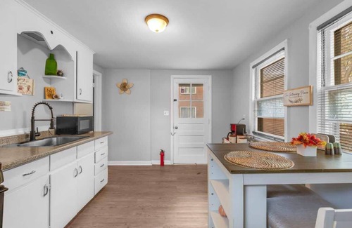 Hartford Apartment | City Charm Walk to Trinity & Hospital with Parking