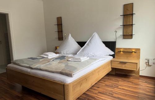 Bayreuth Apartment | City-Close - King Bed & Free Garage