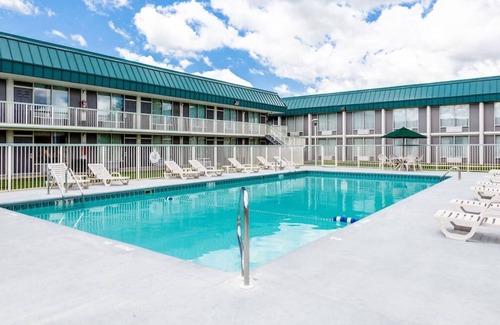 DeKalb House | City Convenience: Free Parking, Pets Allowed, Near Northern Illinois University!