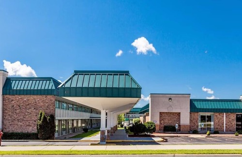 DeKalb House | City Convenience: Free Parking, Pets Allowed, Near Northern Illinois University!