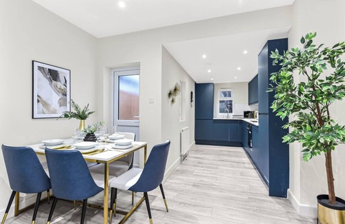 St. Margarets and North Twickenham Apartment | City Elegance: Spacious 2BR for Urban Comfort