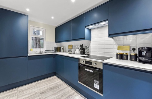 St. Margarets and North Twickenham Apartment | City Elegance: Spacious 2BR for Urban Comfort