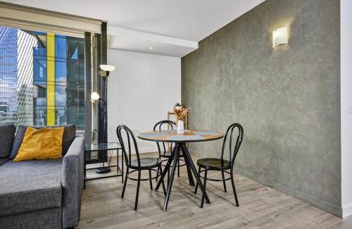 Melbourne Central Business District Apartment | City Escape - 2 mins from Southern Cross
