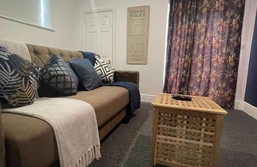 Staple Hill Apartment | City Escape! Fishponds Apartment, Bristol, sleeps up to 4 guests