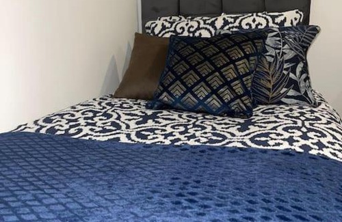 Staple Hill Apartment | City Escape! Fishponds Apartment, Bristol, sleeps up to 4 guests