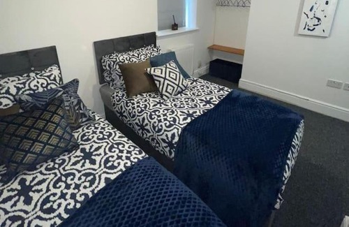 Staple Hill Apartment | City Escape! Fishponds Apartment, Bristol, sleeps up to 4 guests