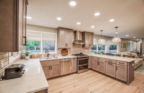 North Canton House | City estate offering privacy & seclusion near many attractions