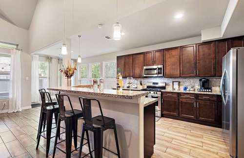 Southeast Houston House | City Getaway | Yard BBQ | Games | WiFi | Pets Ok