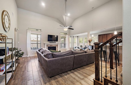 Southeast Houston House | City Getaway | Yard BBQ | Games | WiFi | Pets Ok