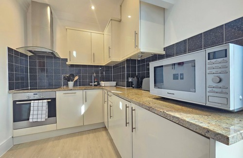 Paddington Apartment | City Hub 2 Bedroom Apartment in Paddington!