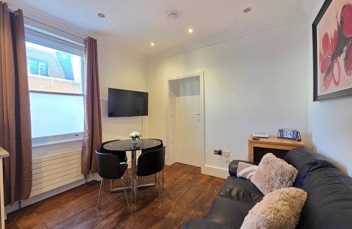 Paddington Apartment | City Hub 2 Bedroom Apartment in Paddington!