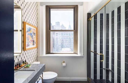 Center City Hotel | City Lights and Comfortable Nights in Philly! Pets Allowed, Onsite Parking!