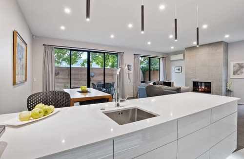 Christchurch House | City Living - Christchurch Holiday Home
