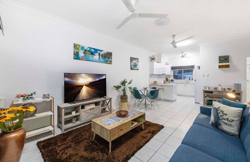 Alawa Apartment | City Living: Modern ~ OutdoorDining ~ Private Yard
