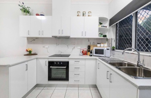 Alawa Apartment | City Living: Modern ~ OutdoorDining ~ Private Yard