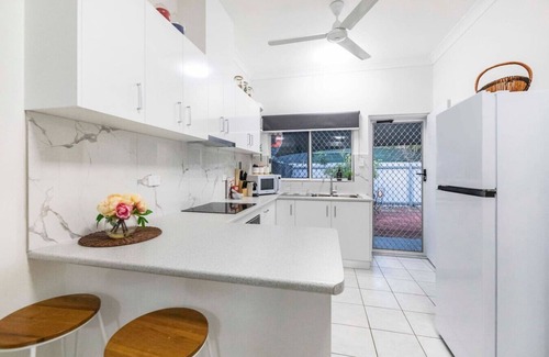 Alawa Apartment | City Living: Modern ~ OutdoorDining ~ Private Yard