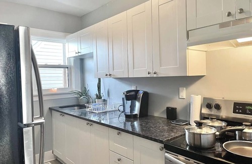 Walkerville Apartment | City Living Perfected: Spacious 1-Bedroom haven 5 min from the Riverside!