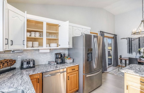 Sioux Falls House | City Lodge -Beautiful 10 Person Home Near the Mall