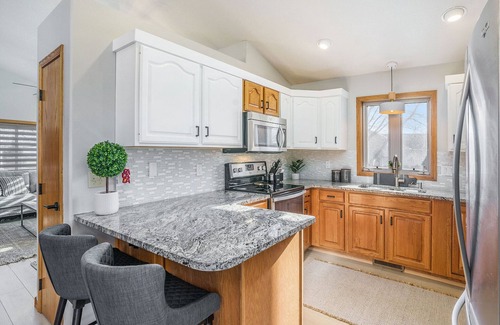 Sioux Falls House | City Lodge -Beautiful 10 Person Home Near the Mall