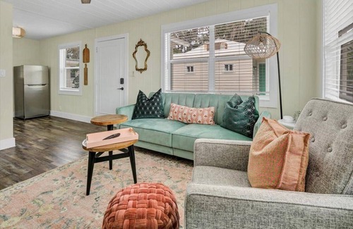 Safety Harbor House | City Meets Coast 2BR Haven + Quick Wi-Fi