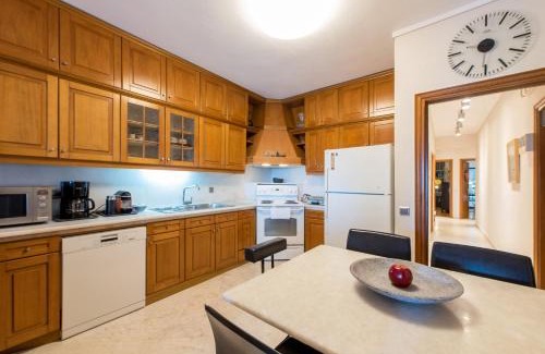 Thessaloniki City Centre Apartment | City Moon Seafront 3-Bedroom Apt by halu!
