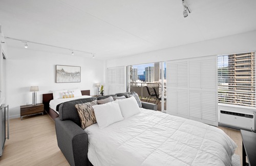Waikiki Condo | City-MT Views Condo at Ilikai Hotel w/Full Kitchen & Great Building Amenities