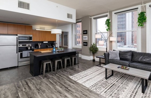 Downtown Des Moines Apartment | City Oasis 2br w/Skyline Views