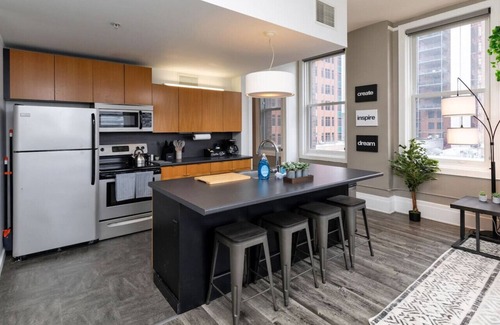 Downtown Des Moines Apartment | City Oasis 2br w/Skyline Views