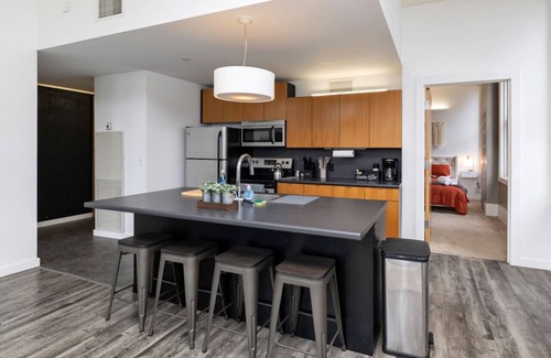Downtown Des Moines Apartment | City Oasis 2br w/Skyline Views