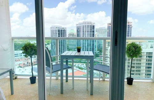 Coconut Grove Condo | City&Ocean View Balcony. Pool & Hottub. Fast Wi-Fi