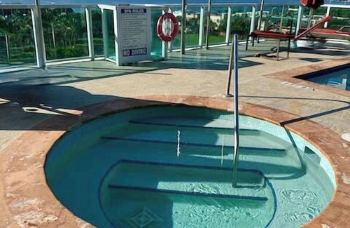 Coconut Grove Condo | City&Ocean View Balcony. Pool & Hottub. Fast Wi-Fi