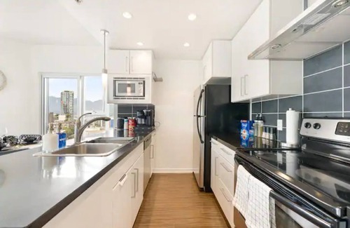 Crosstown Apartment | City Outside, Serenity Inside! Walk to Attractions | Parking | Gym| Pool & Sauna
