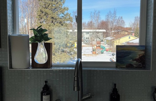 Sand Lake Apartment | City Retreat, 2 bdrm near Airport